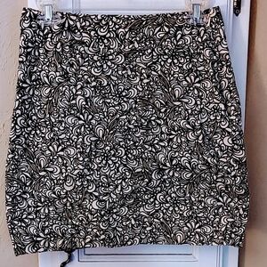 Geoffrey Beene Women's Size 2 Skirt Black And White Floral Design. Excellent Con